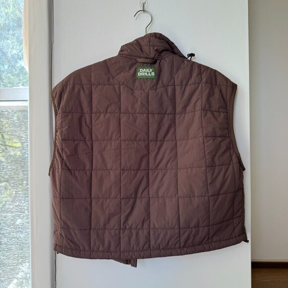 Daily Drills Best Vest Cropped Puffer Vest in Brown Coco - Picture 4 of 7